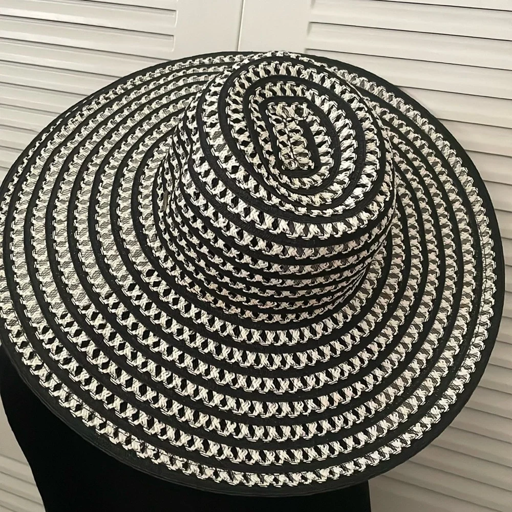 Beach hat - Picture 1 of 7